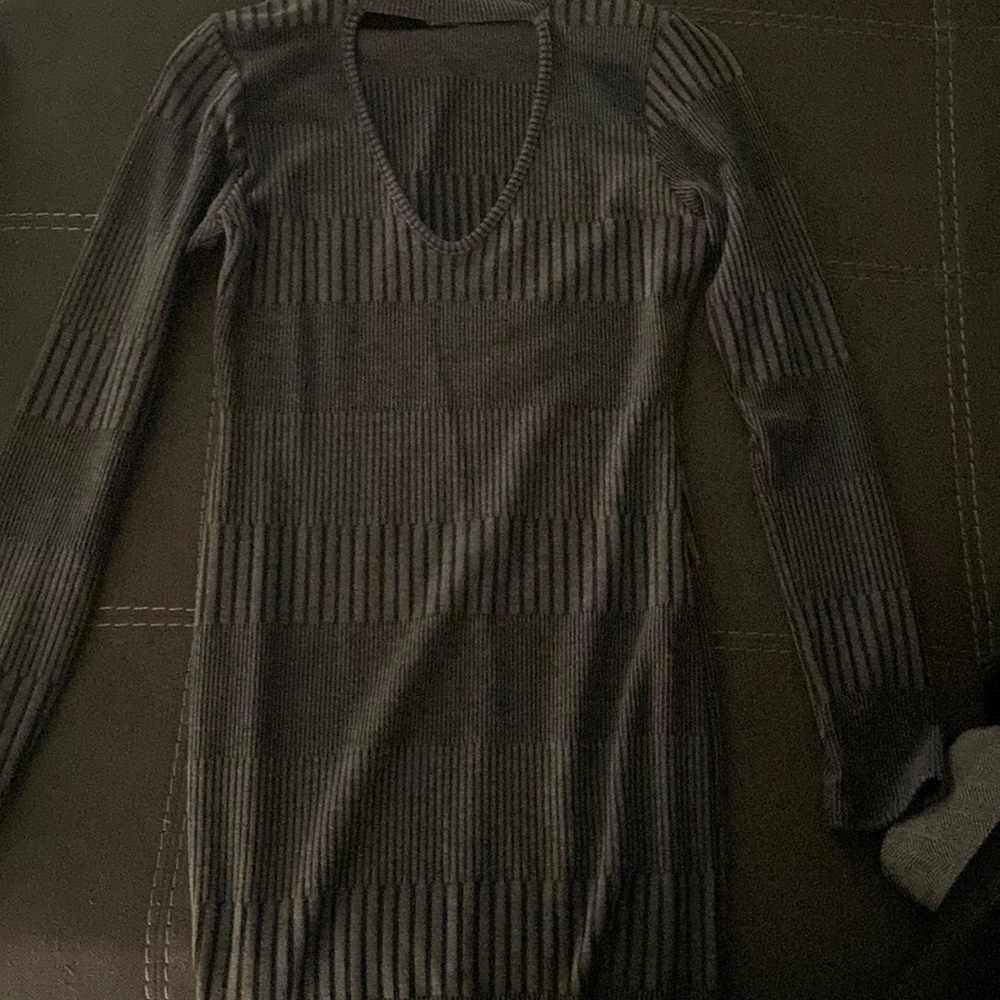 I’m selling this dress because it doesn’t fit and I haven’t worn it in a while